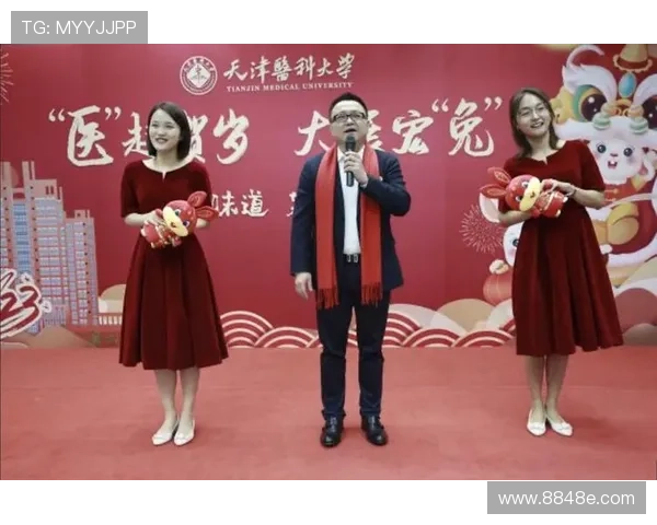 足球明星新春贺岁照片展现团圆喜庆气氛与运动精神的完美结合