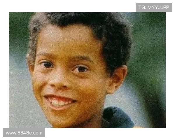 足球明星小课堂：探索绿茵场上的传奇人物与他们的辉煌故事