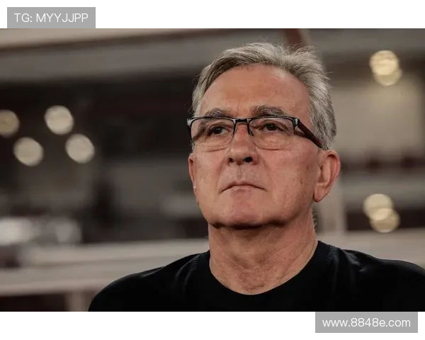 足球明星挑战极限穿上最丑鞋子展现独特风格与个性